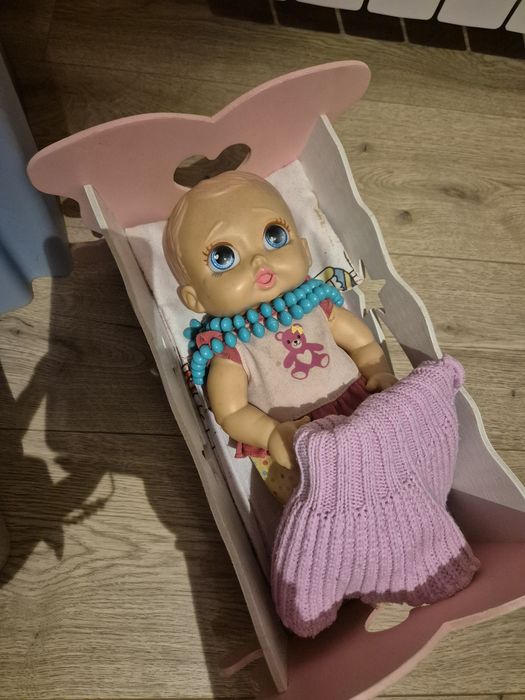 Drewniana kołyska dla lalek