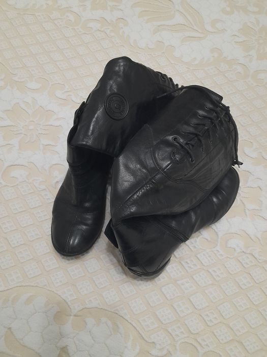 Botas em pele pretas de cano alto, marca Pataugas