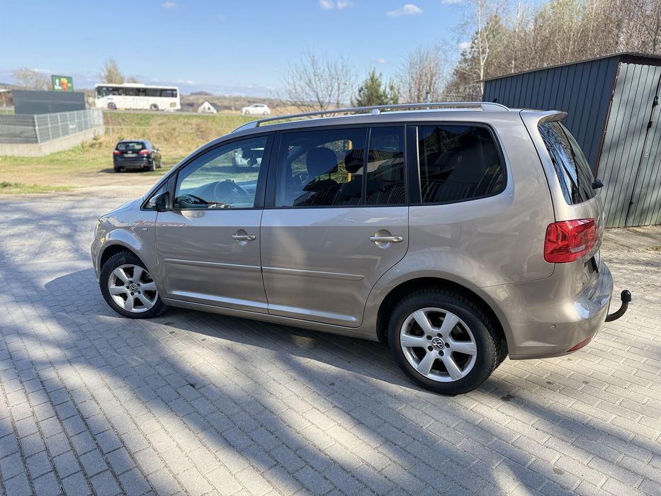 Dwa samochody VW Touran Cup / Life
