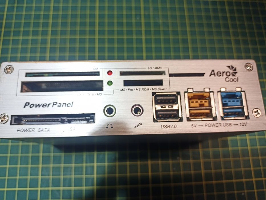 Aero panel do PC wyjścia dysku SATA, karty pamięci i  USB aluminium.