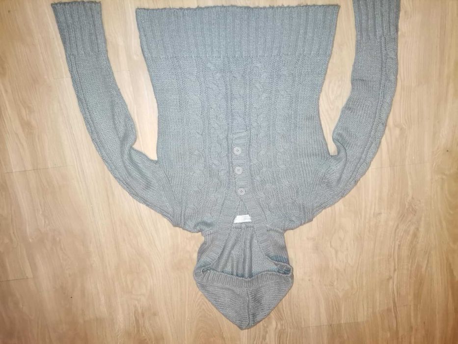 sweter z kapturem
