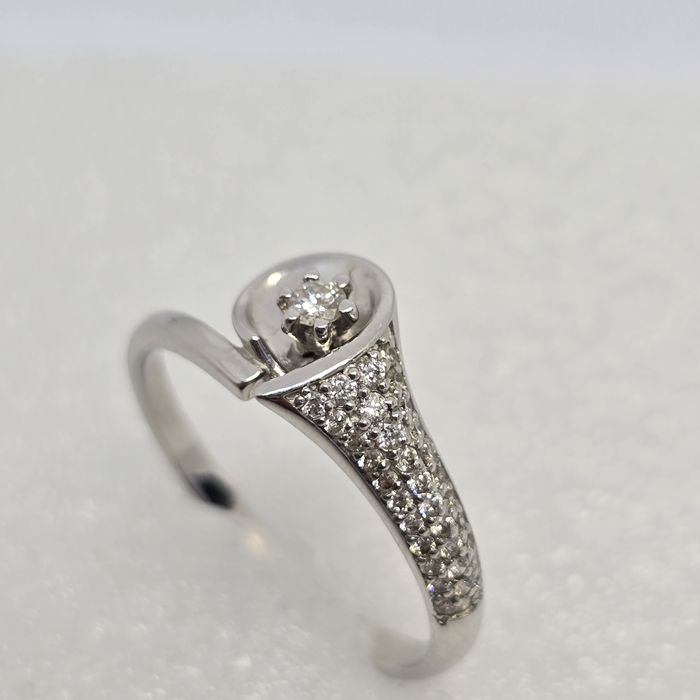 Золота каблучка з діамантами