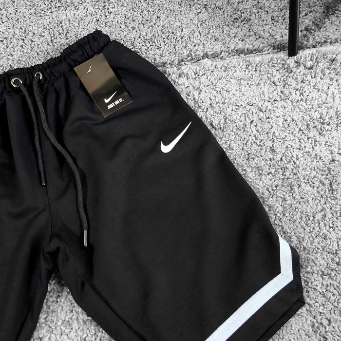 Чоловічі шорти Nike чорні літні (біла полоса)