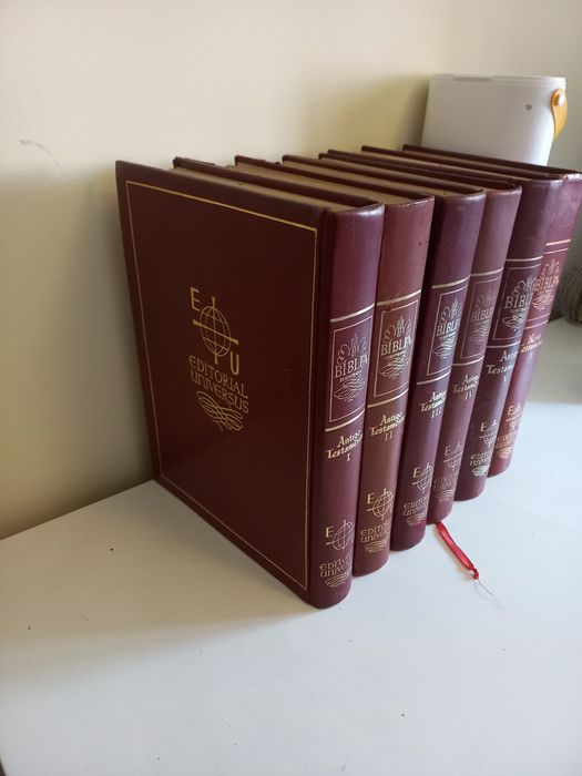Cinco volumes antigo testamento e um novo testamento. ento.