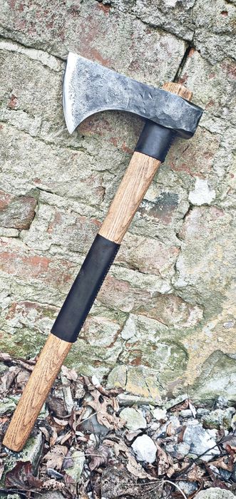 Tomahawk survivalowy kuty