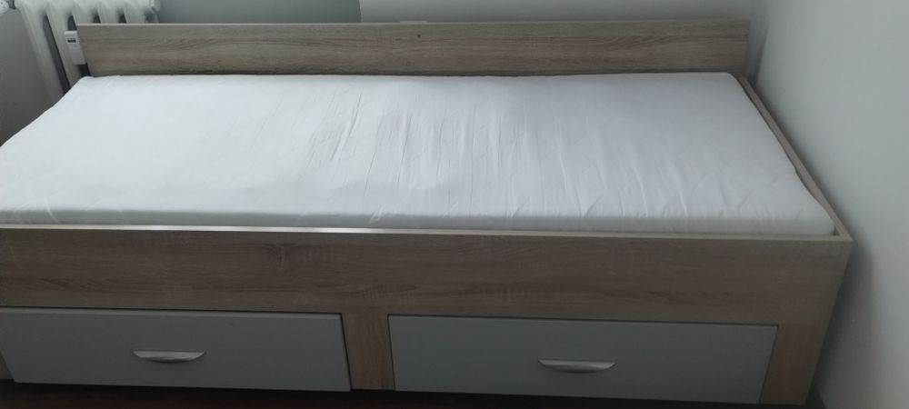 Łóżko z materacem