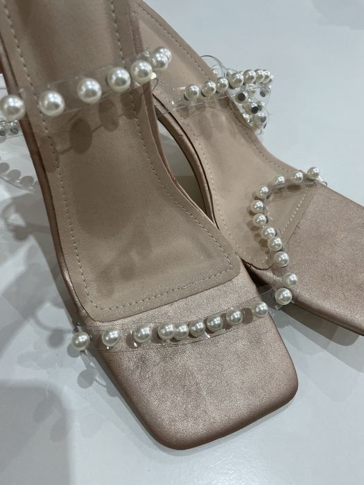 Buty na obcasie perełki