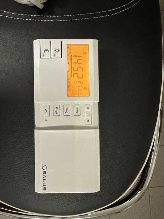 Bezprzewodowy regulator wraz z panelem Salus