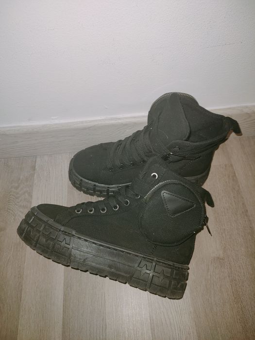 Botas com acessório ( bolsa)