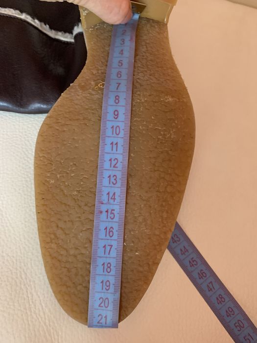 Высокие сапоги, коричневый цвет.