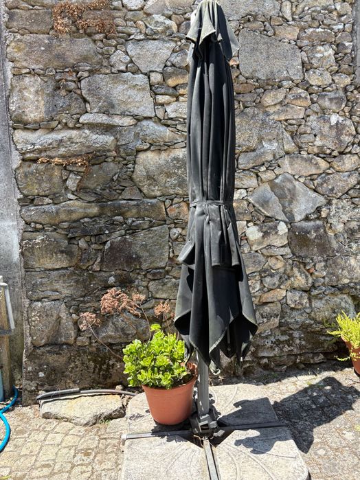 Guarda sol com base para jardim.
