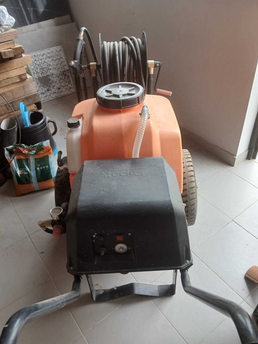 Bomba de carretilla con batteria 40 y 60 l marca stocker