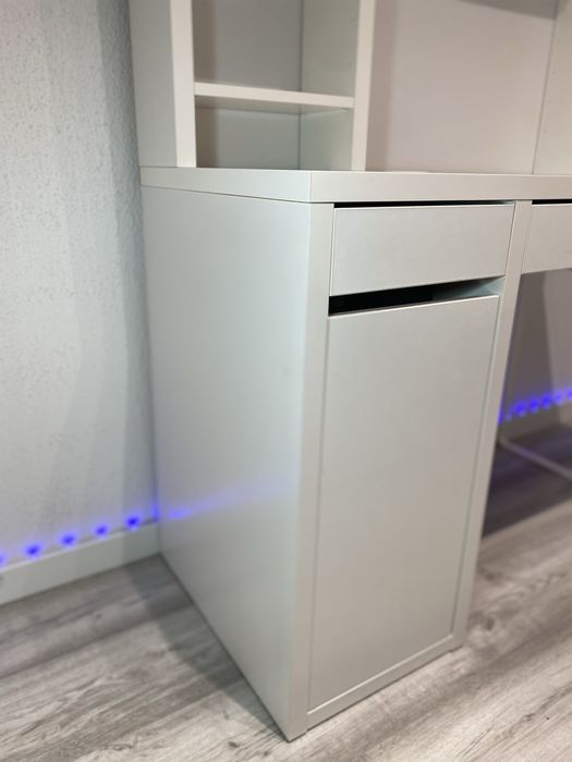 Secretária com estante integrada