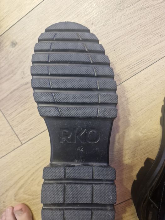 Wsuwane buty lakierowane Ryłko