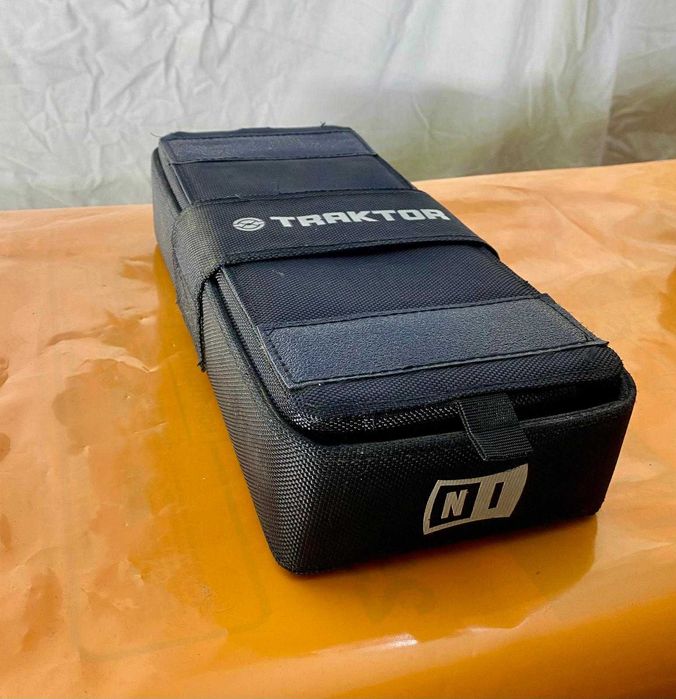 Native Instruments Traktor Kontrol X1 MK1 – Controlador DJ com Bolsa