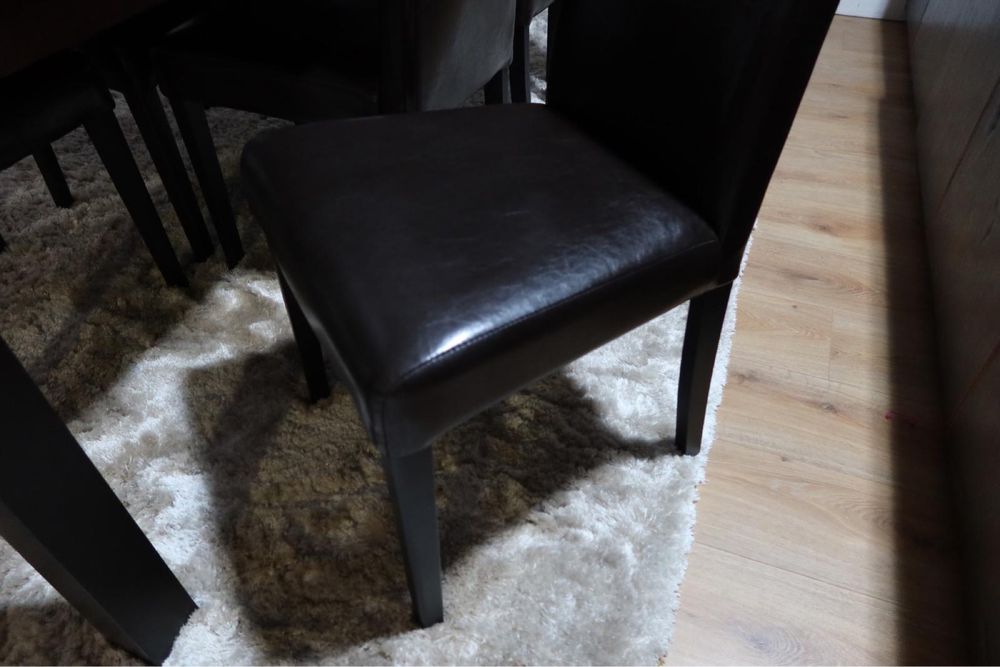 Mesa de jantar e cadeiras