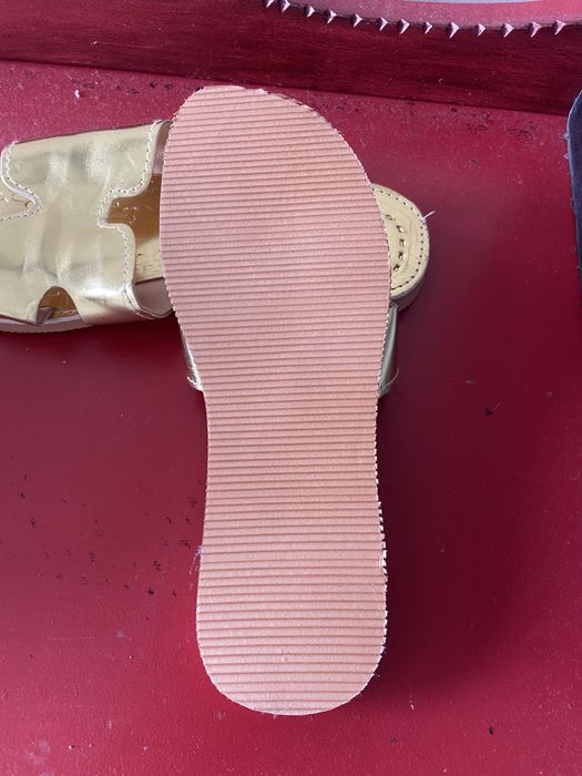 Chinelos em pele dourados