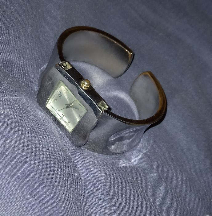 Кварцевые часы- браслет