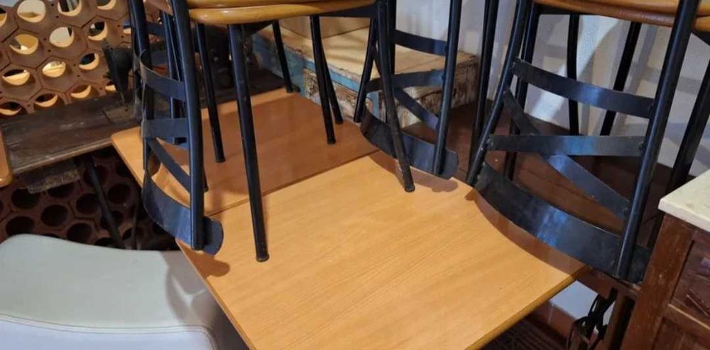 Máquina de CAFÉ e conjunto de MESAS e CADEIRAS