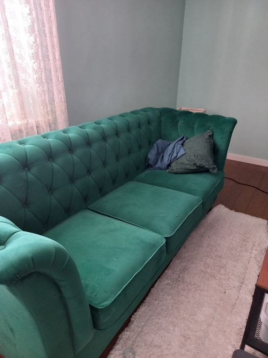 Zielona kanapa do salonu