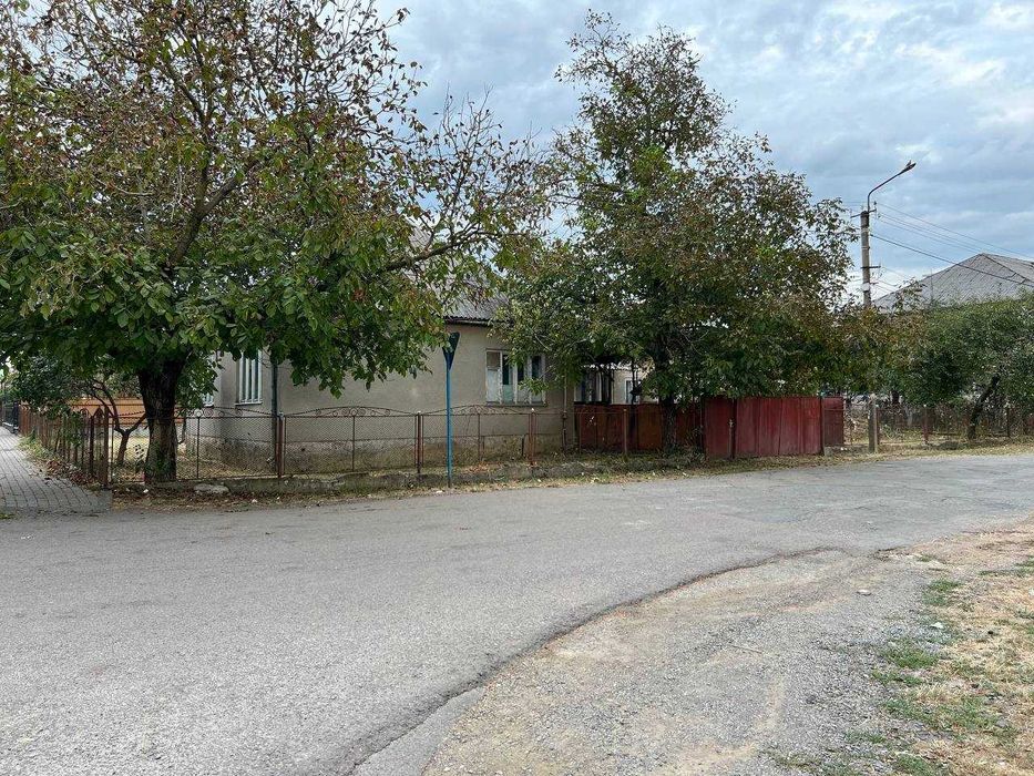 Продається будинок і земельна ділянка біля лікарні