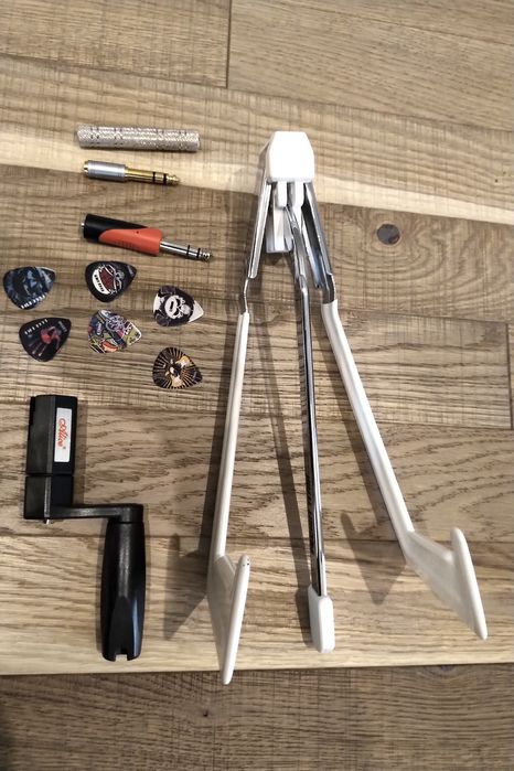 Zestaw gitarowy: statyw Ibanez, przejściówki, jack, kostki, beczka