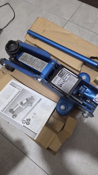 Podnośnik hydrauliczny marki Unitec o udźwigu 2 ton.