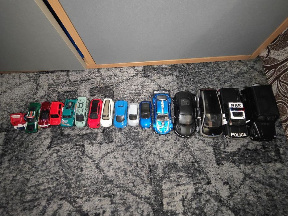 Продам набор машинок коллекционные и хотвилс!