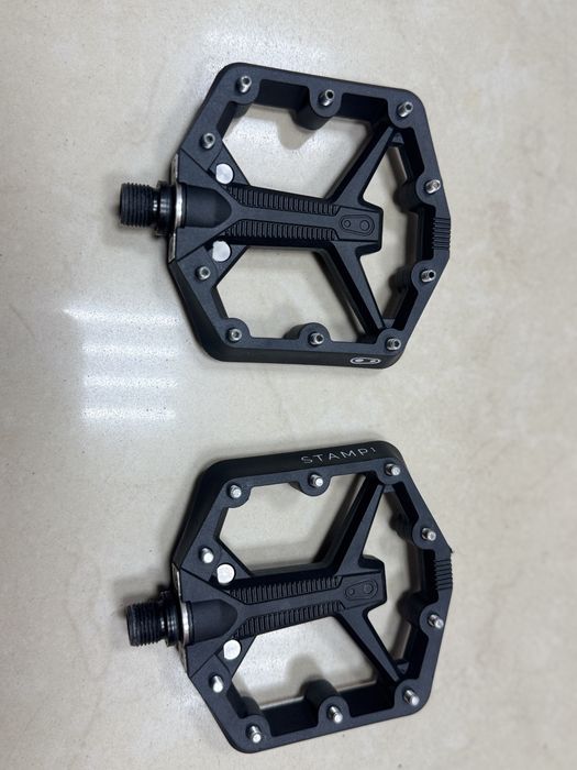 велосипедні педалі-платформи Crankbrothers Stamp 1 Gen 2 чорного кольору.