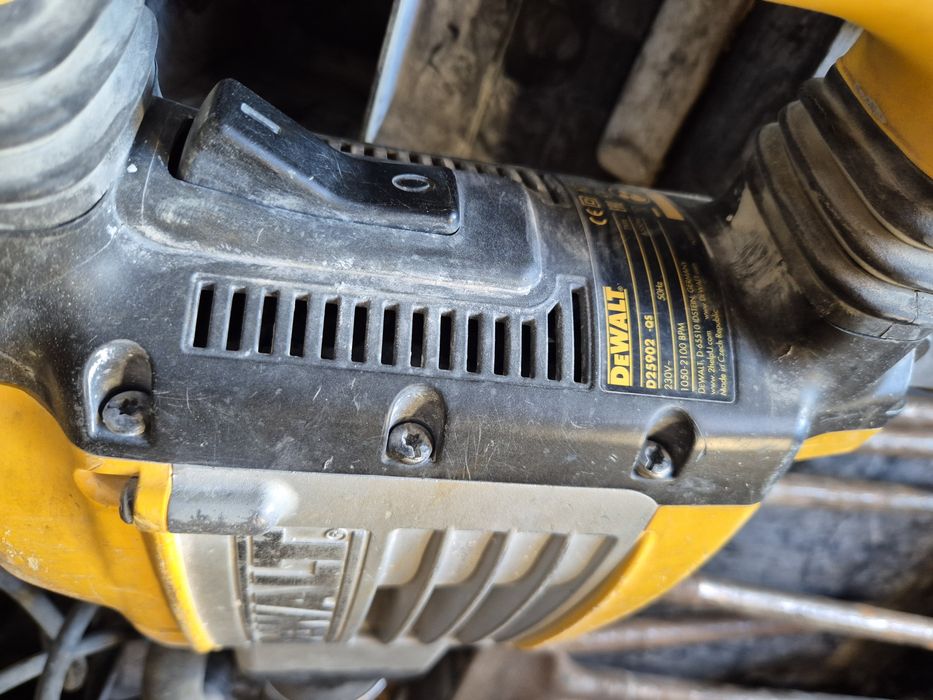 Młot wyburzeniowy DEWALT D25902