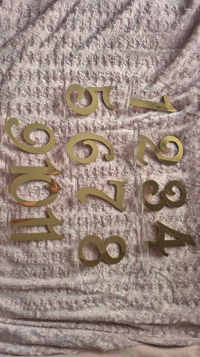 Złote numerki na stoły ślub i wesele