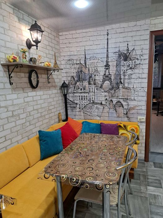 Частина будинку біля зупинки можна з котом