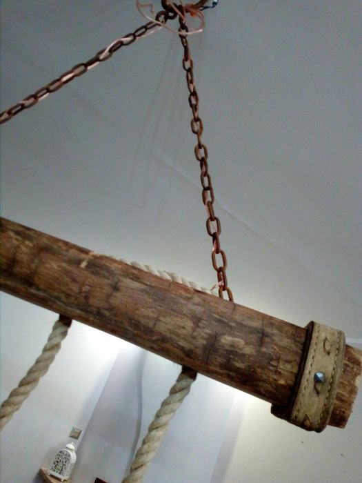 rustykalna lampa wisząca z belki, sznura i łańcucha na 3 żarówki