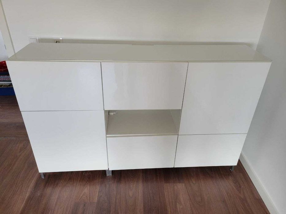 Aparador IKEA BESTÅ branco com tampo de vidro