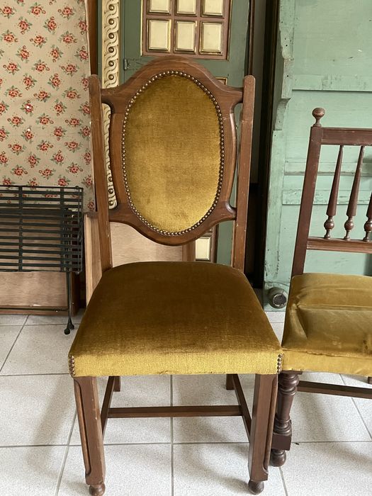 Cadeiras classicas com costas altas e almofadadas
