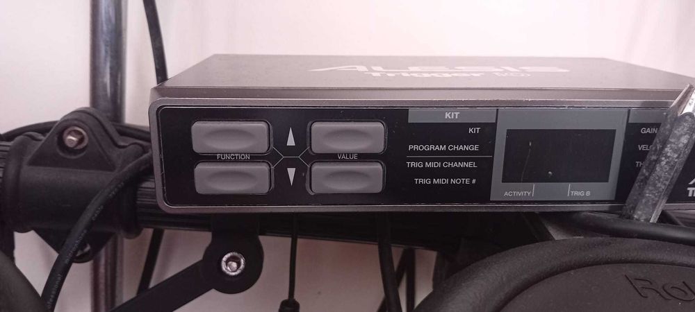 Bateria Roland Elétrica com vários pads e mesa de mistura