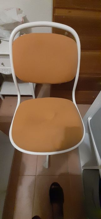 Cadeiras usadas com algumas marcas de uso.