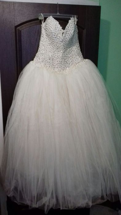 Весільня сукня кольору шампанського