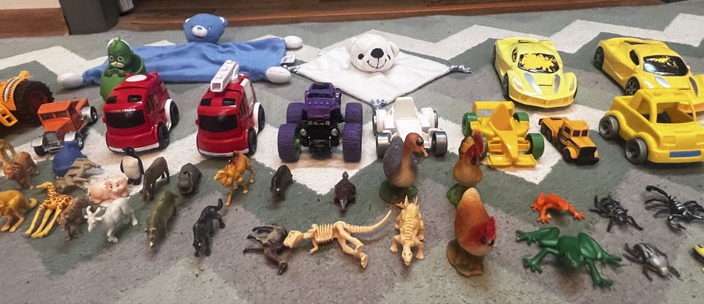 Іграшки, фігурки, машинки