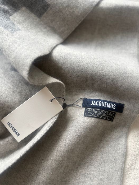 Szary szal jacquemus