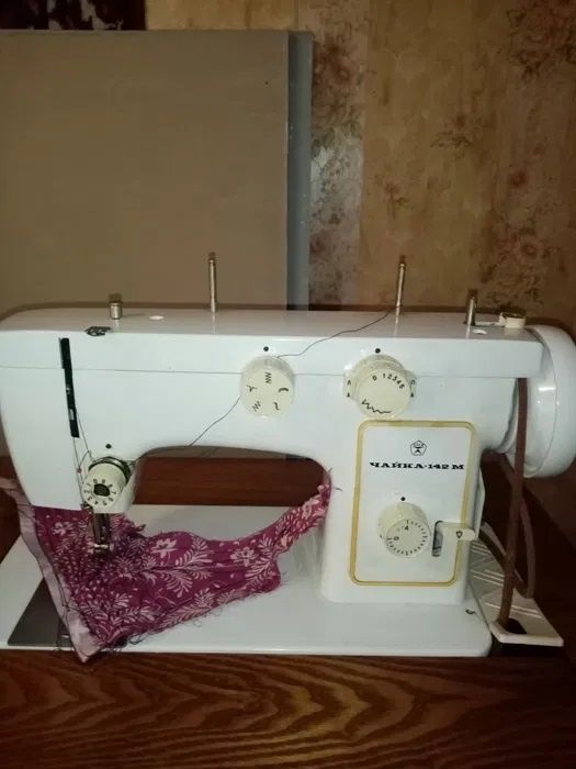 Рабочая Швейная машинка Чайка 142-М, ножным механическим приводом