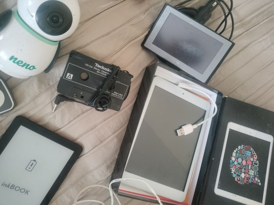 Telefony,laptopy i inne.zestaw sprzętu elektronicznego.