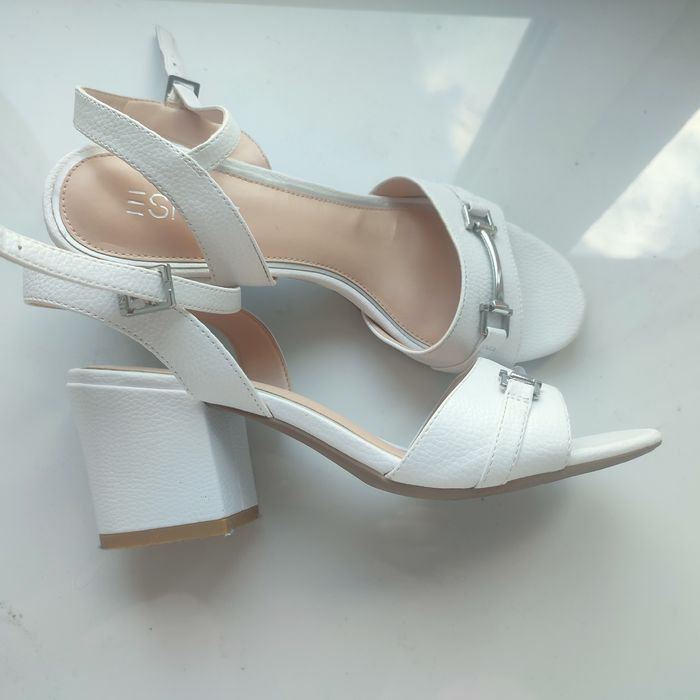 Białe sandałki Esprit