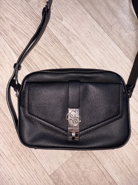 Czarna elegancka torebka na ramię GUESS