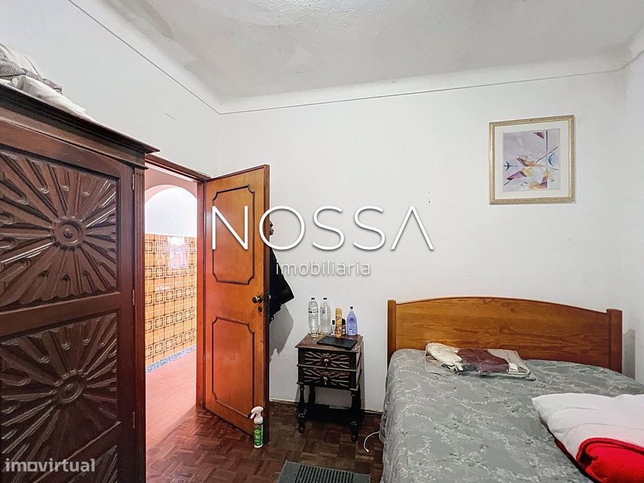 Moradia bi-familiar composta por dois apartamentos T2 com entradas...