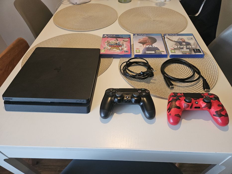 Konsola playstation 4 slim 1 Tb CUH-2216B 2 pady gry