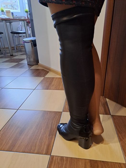 Czarne kozaki ze złotym łańcuszkiem