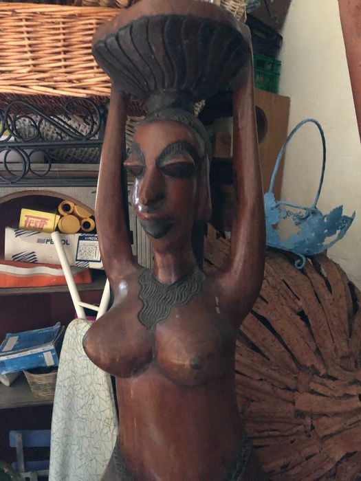 peça antiga mulher africana com 1 metro de altura