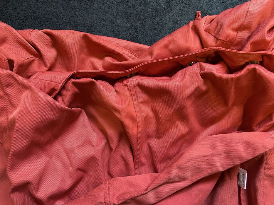 Jaqueta corta-vento com capuz removível