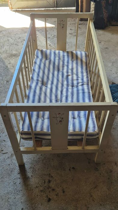 Cama de madeira antiga de bebe
